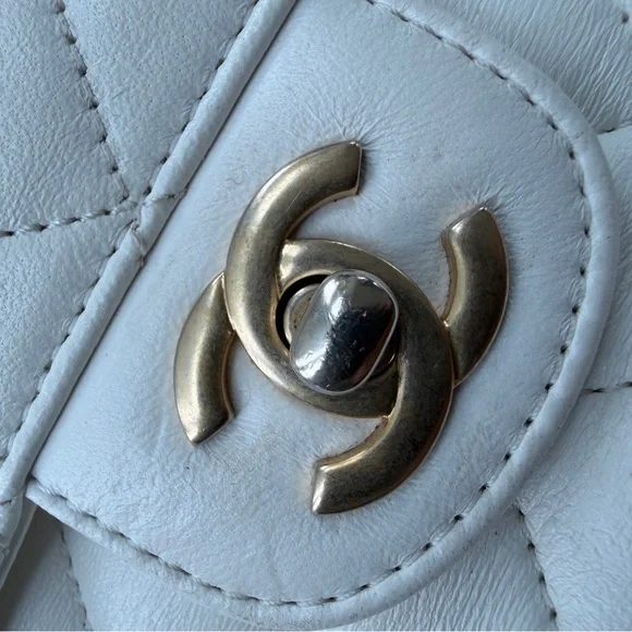 CHANEL Quilted White Shoulder Bag with Gold Hardware - Picture 3 of 16